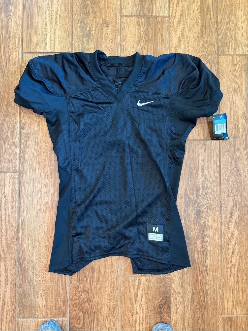 Nike youth medium Black Performance Football Jersey / nwt